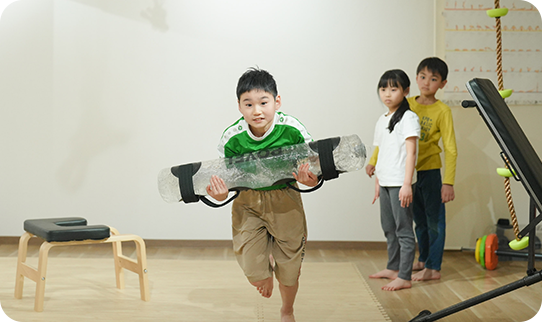 ウォーターバッグを持って走る子供